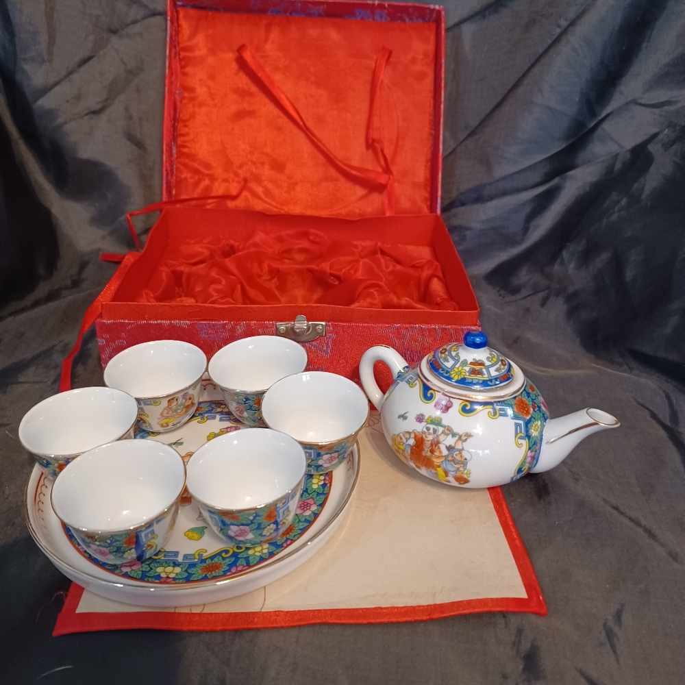 Child's Tea Set - Picture 3 of 7